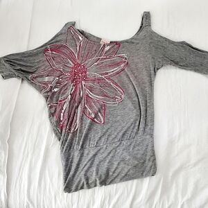 Pretty Good Womens Juniors Graphic Blouse Size Small Floral Grey Pink Silver